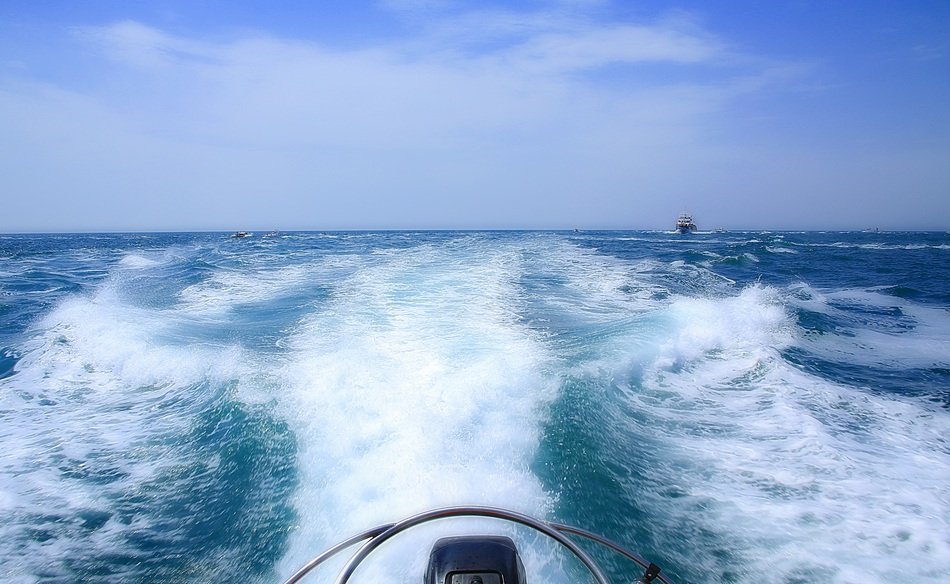 foamy trail behind boat