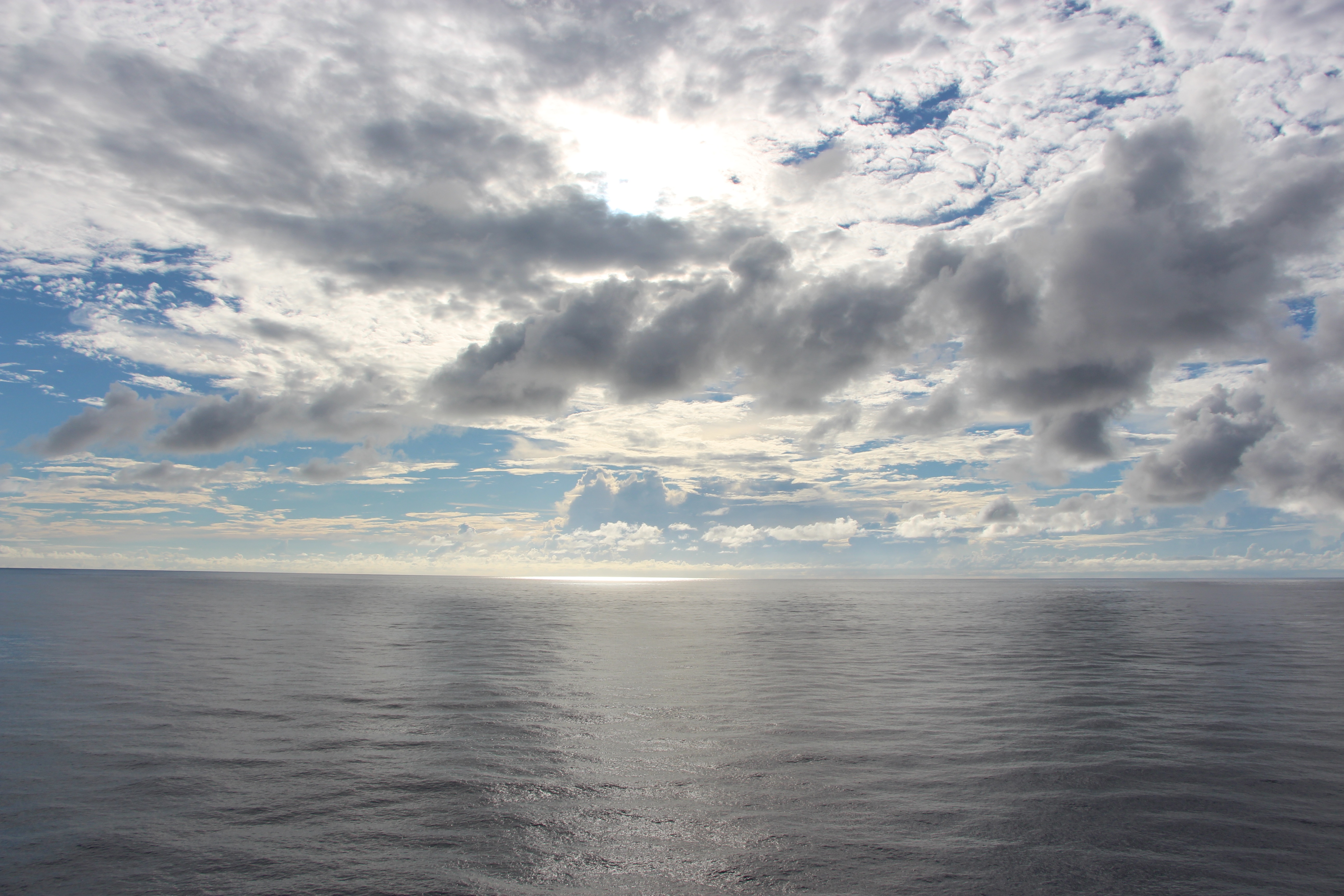 Облака бегут над морем значение. Облака над морем. Облачность над морем. Море с воздуха. Красивые облака над морем.