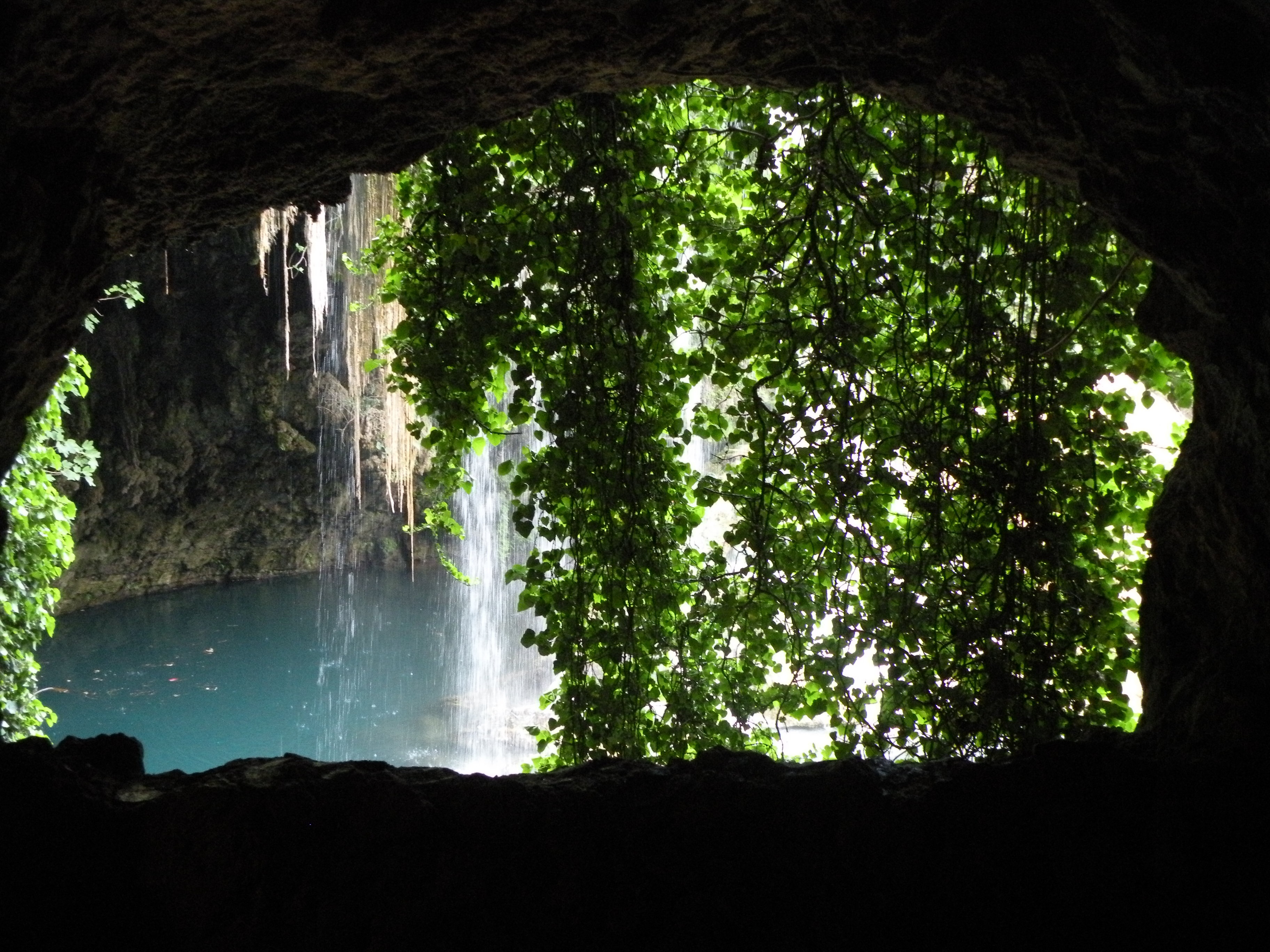Пещера за водопадом