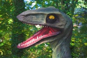 Statue of the dinosaur with the teeth