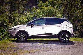 black and white Renault Capture