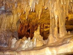 stalactites in caves of luray