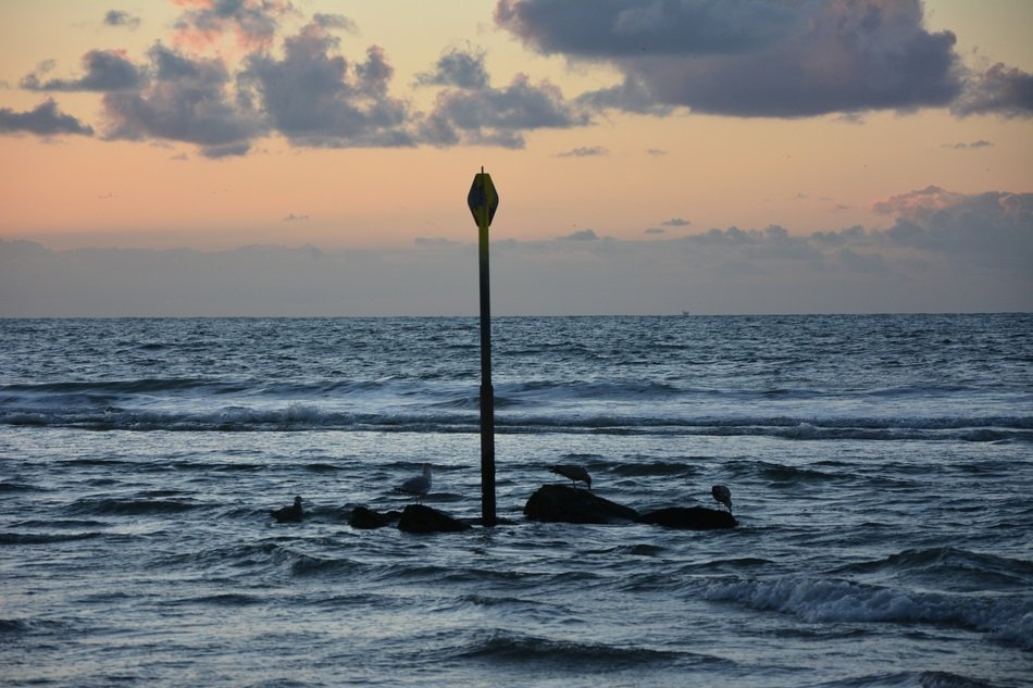 depth indicator on the seashore
