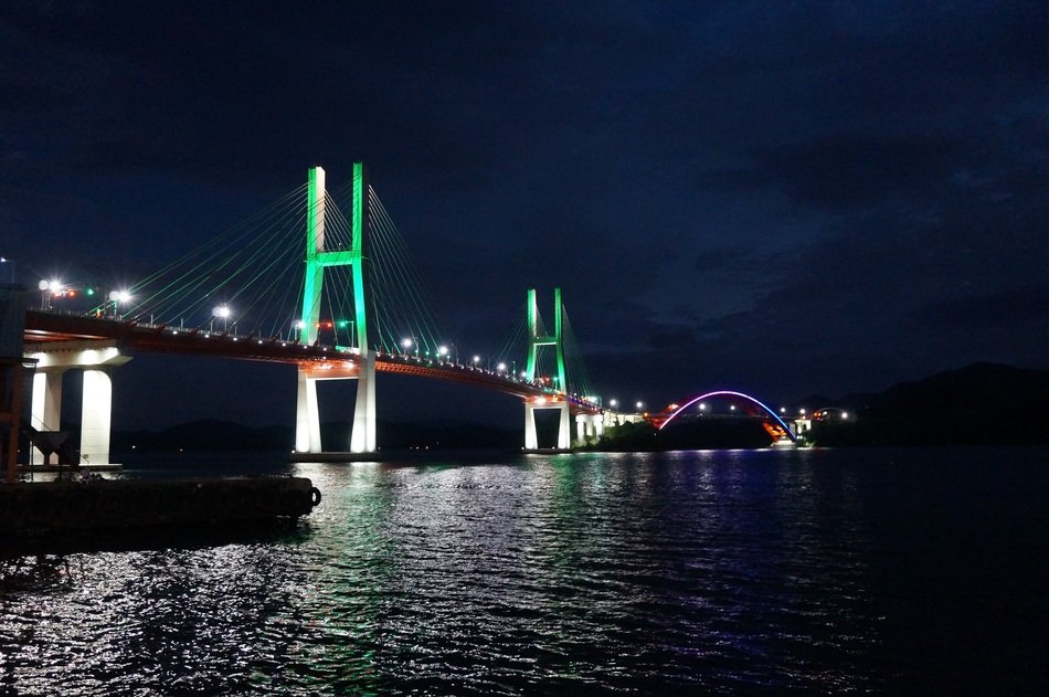 night view of Samcheonpo bridge