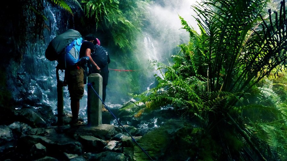 hiking tourists to thermal hotsprings