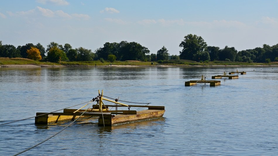 Greed and ropes on the water