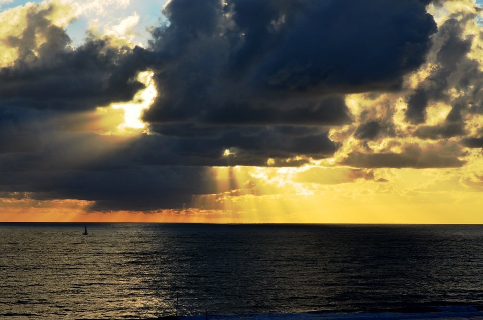 rays of the sun in sunset over the sea