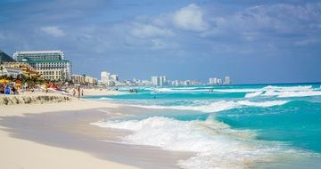 ocean with turquoise water on the beach in cancun