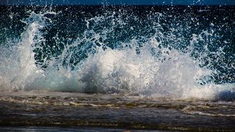 strong splash of ocean wave