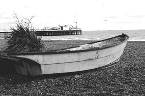 Black and white photo of the boat on the shore