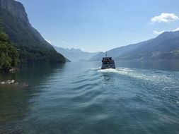 Ship on a lake walen