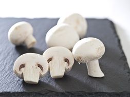 champignons on black board