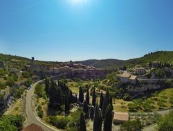 panoramic views of the winding road along the vineyards in Minervois