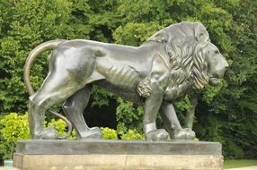 sculpture of a big lion in muskauer park