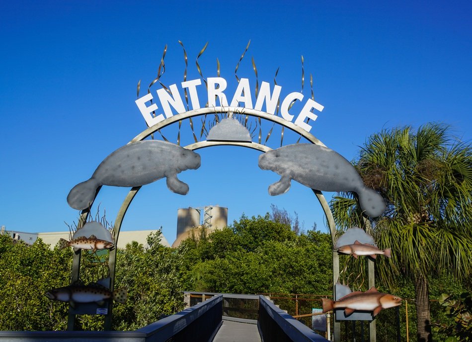 entrance to apollo beach in Florida