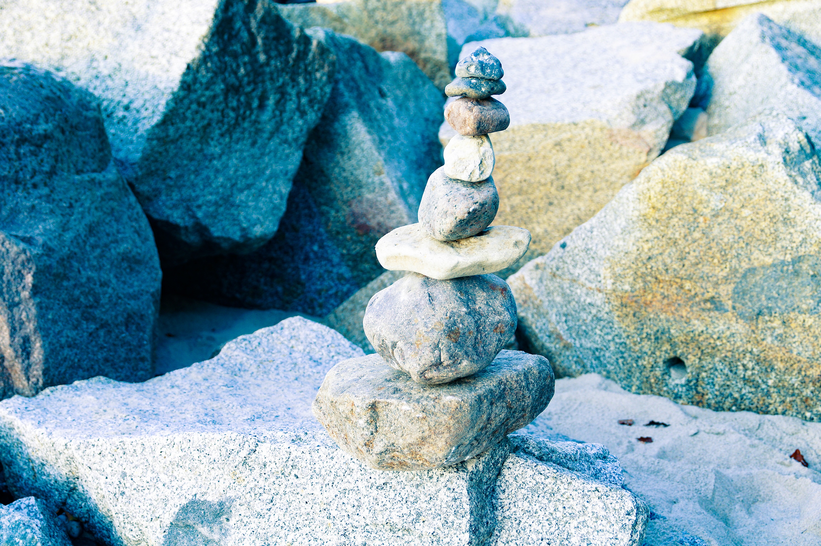 Play stones. Камни зимой. Камни в снегу. Медитация камни. Горы скалы камни.