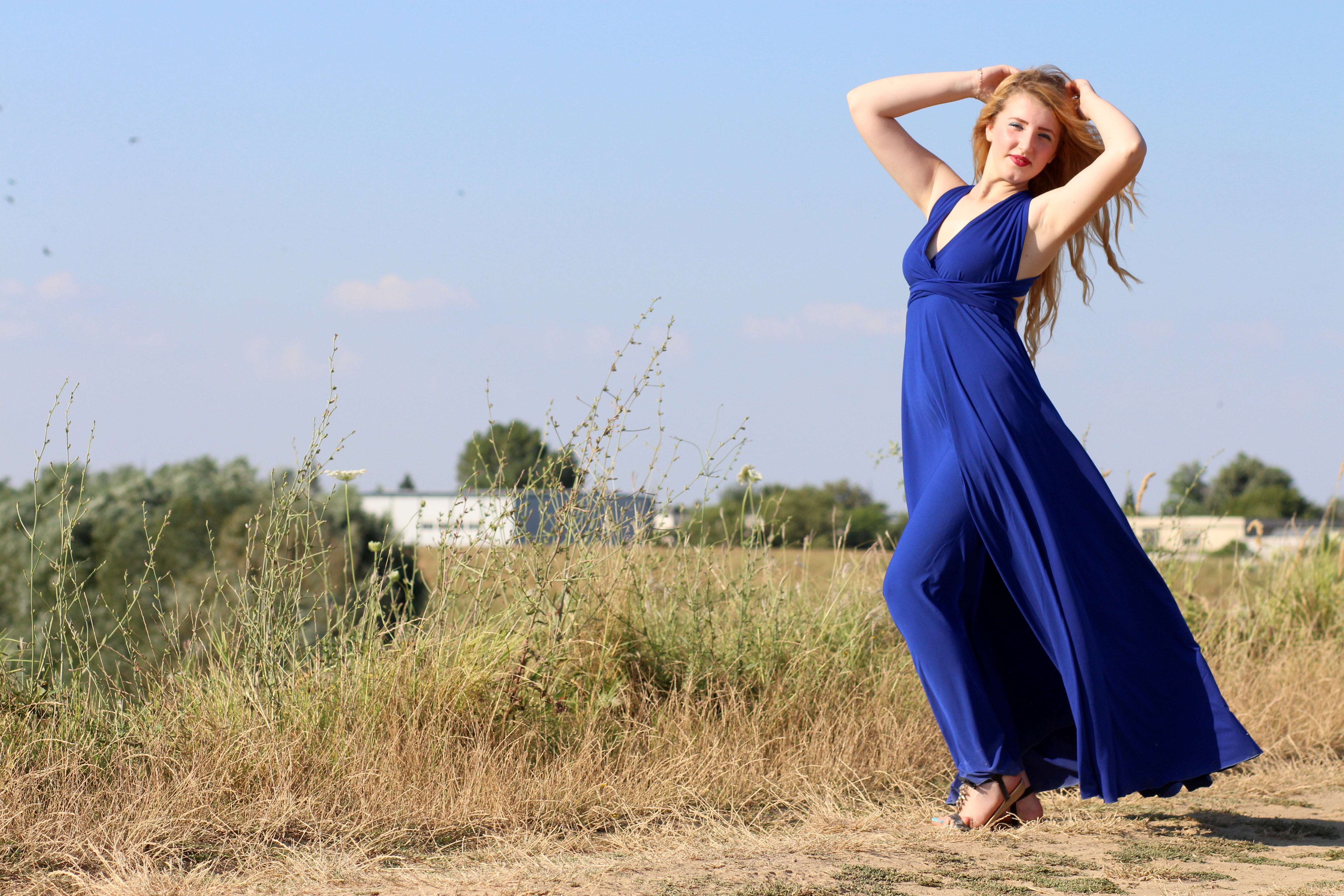 Девушка в синем платье