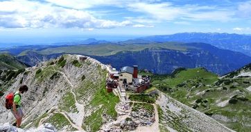 extraordinary Refuge in the mountains