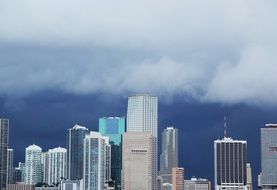 Skyline with blue sky and white clouds Abrollendes, Miami