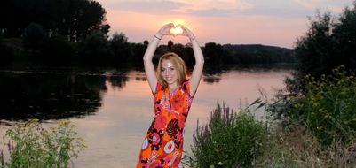beautuful woman posing at sunset