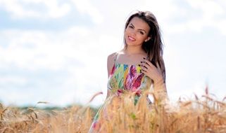 brunette Girl Grau Spice Camp Beauty