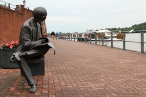 Curious Man Look statue