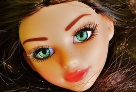 picture of the pretty Girl Doll's face