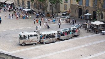 train with people to the palace square