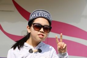 girl with signs on the fingers