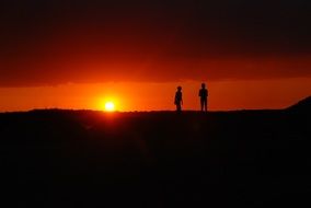 couple silhouettes at sunset