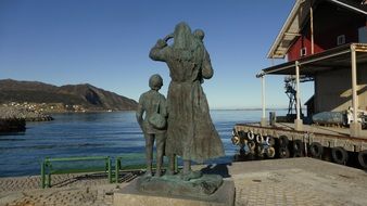 statue of wife and children near the sea