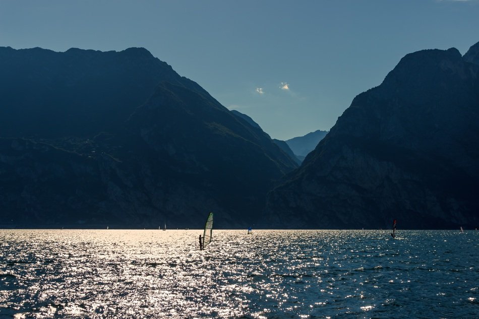 windsurfing in mountains