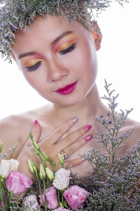 girl in flowers Make Up