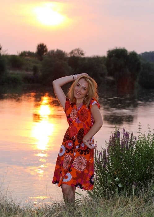 pretty woman posing by the lake