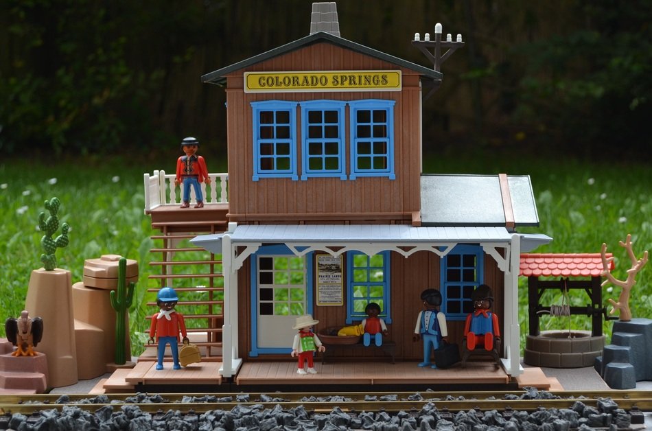 puppet train station