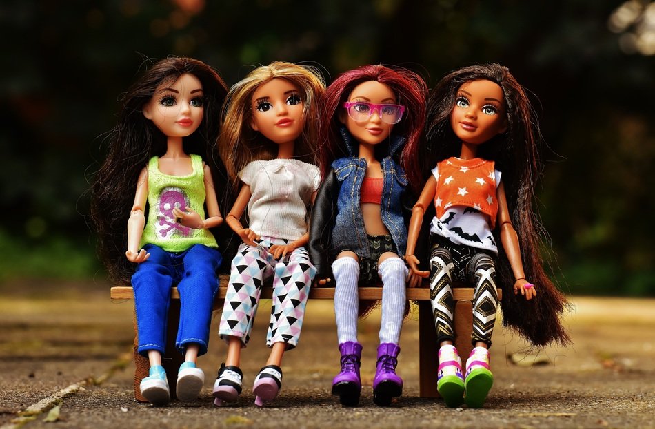 girlfriends on a bench in the park
