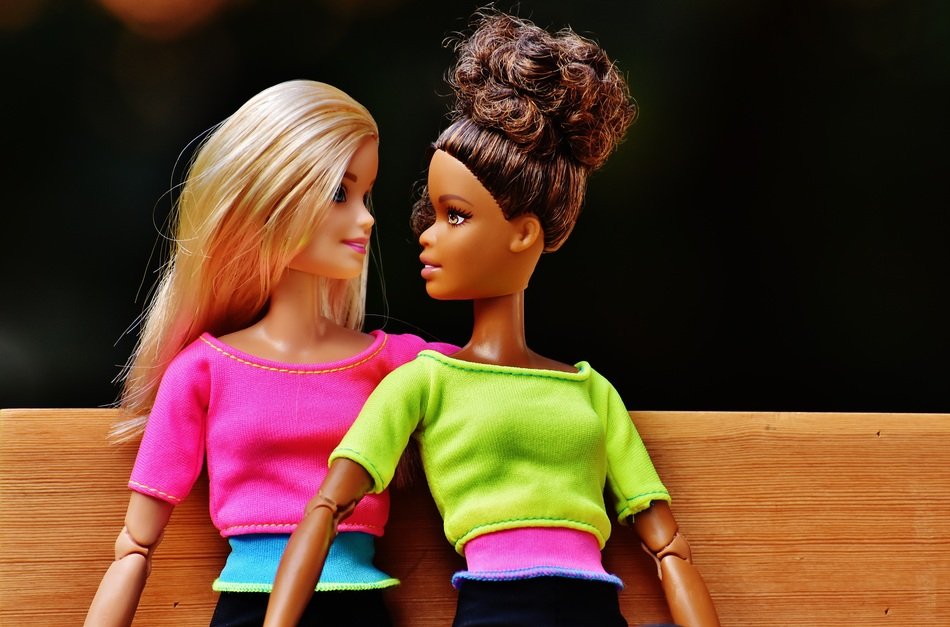 blonde and brunette dolls on the bench