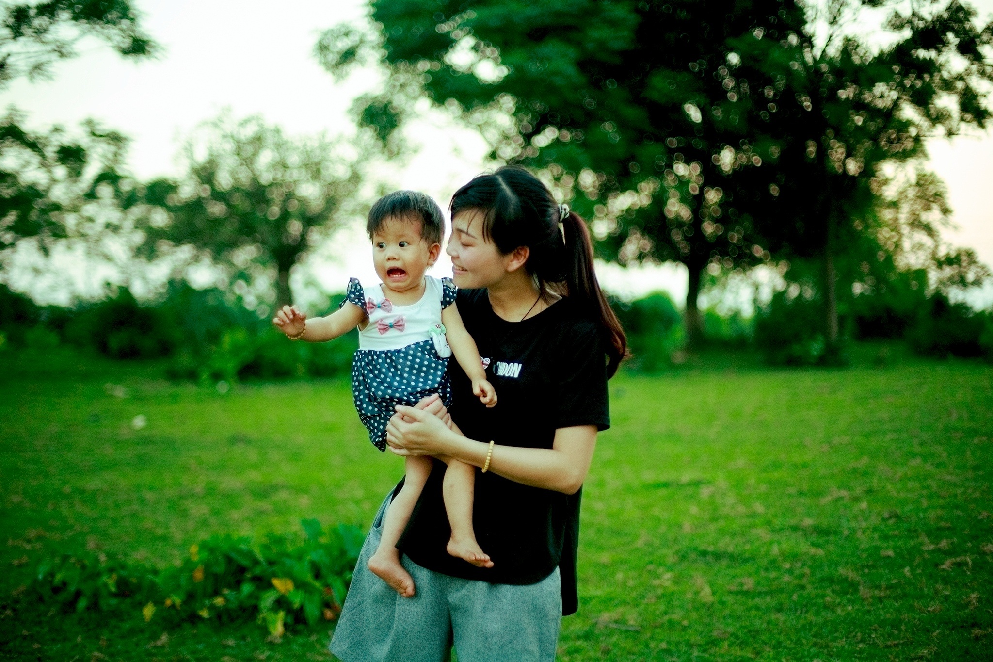 madly-beautiful-baby-and-mother-free-image-download