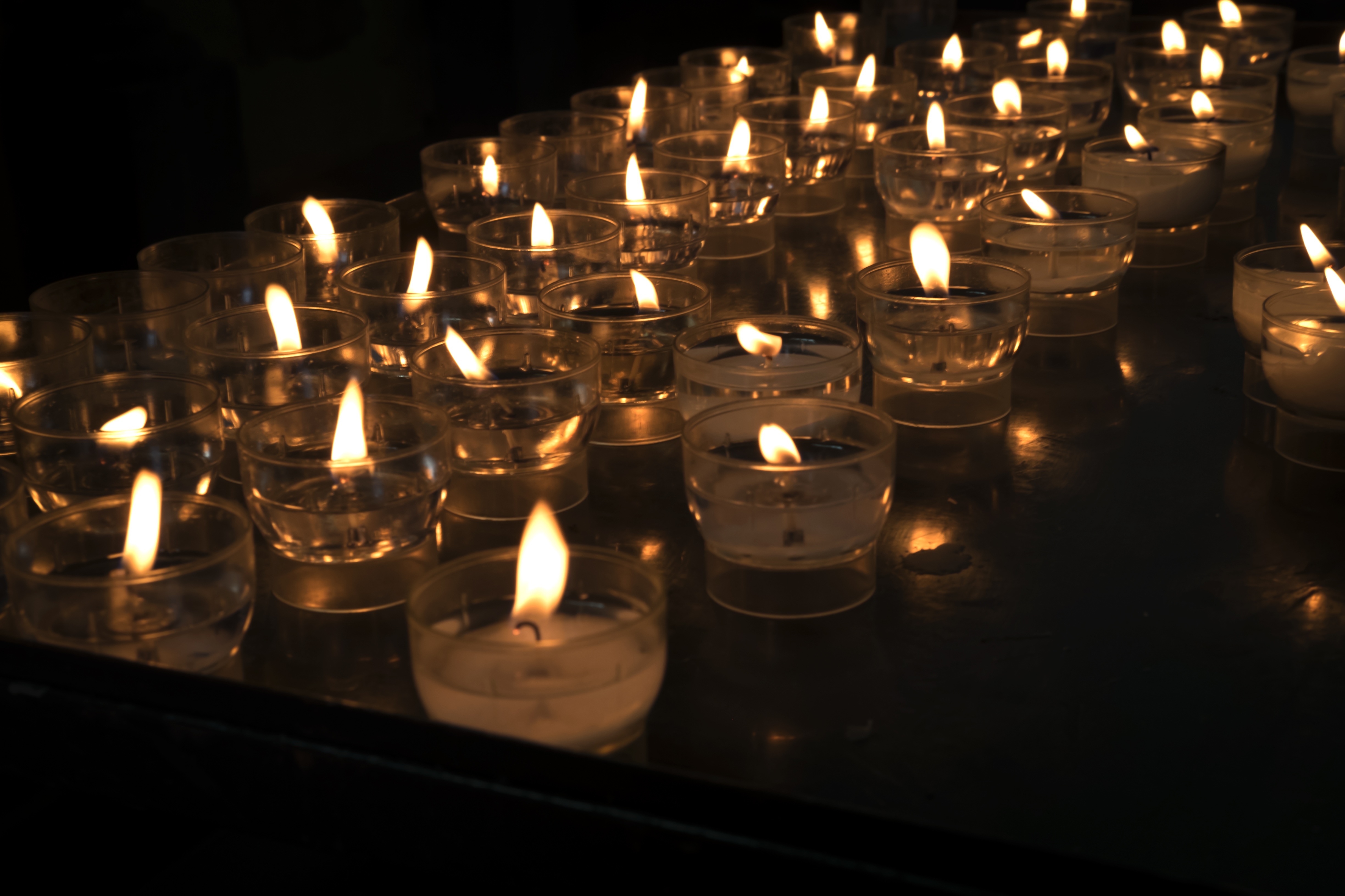 Свечи во сне. Свеча в темноте. Много свечей. Много свечей в темноте. Освещение свечами.