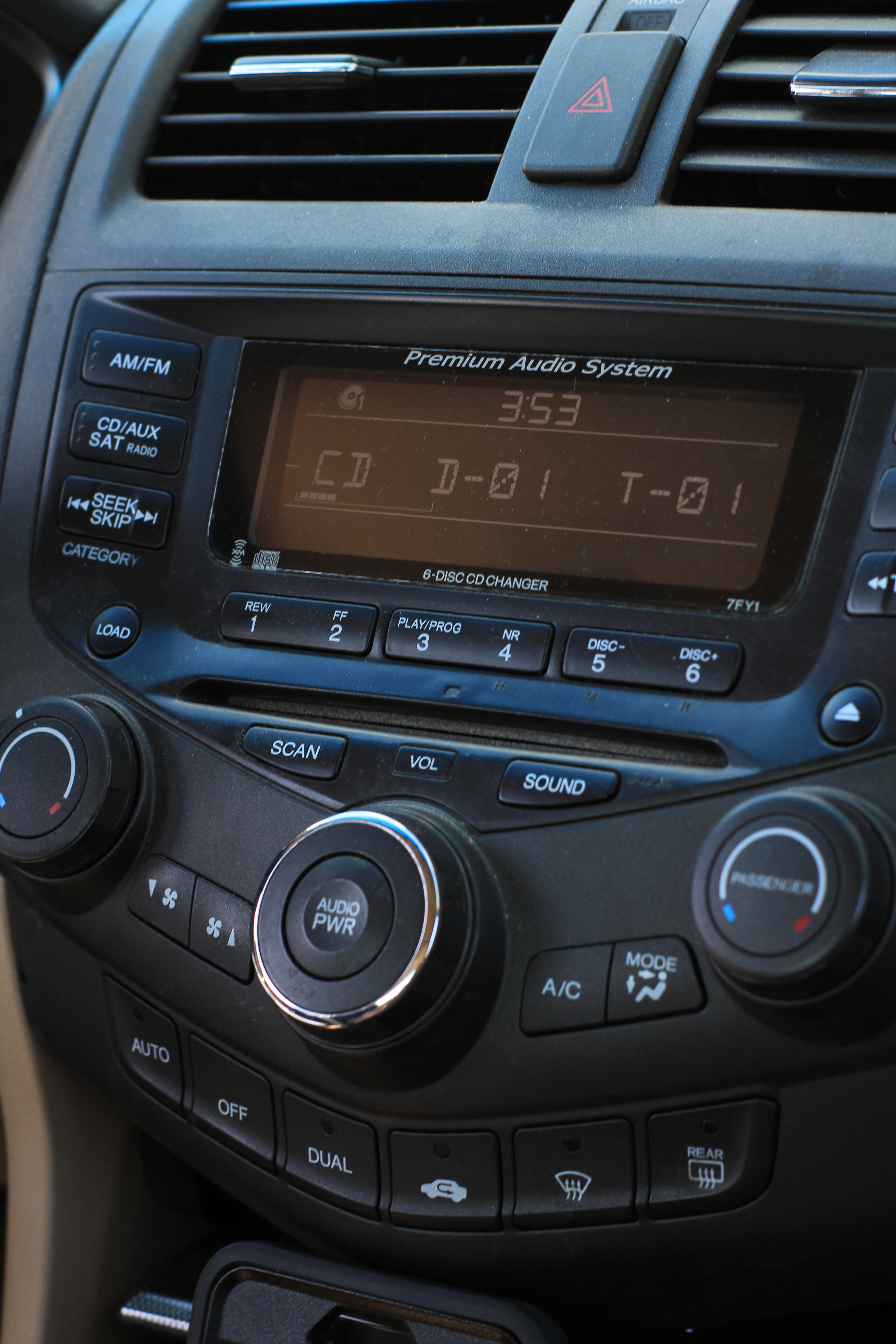 Радио в машине. Радиоприемник в машине. Car Audio Systems магнитола. Машинное радио. Car Radio.