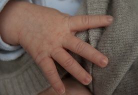 photo hand of a newborn