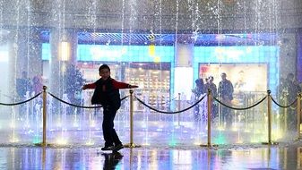 child at the fountain in the Mall