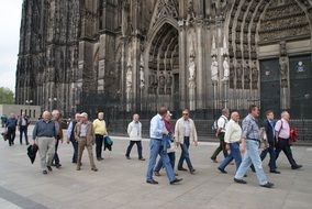 many people near the cologne cathedral