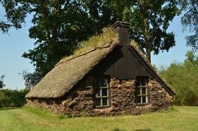Hut Sod Spit
