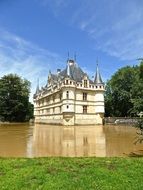 medieval chateau d'azay le rideau