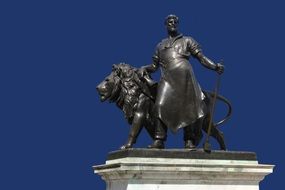 sculpture of man and lion in buckingham palace