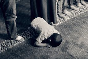 Kid Praying Islam black and wite foto