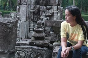 Asian girl is sitting at a Buddhist temple