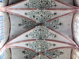 symmetry in church decoration