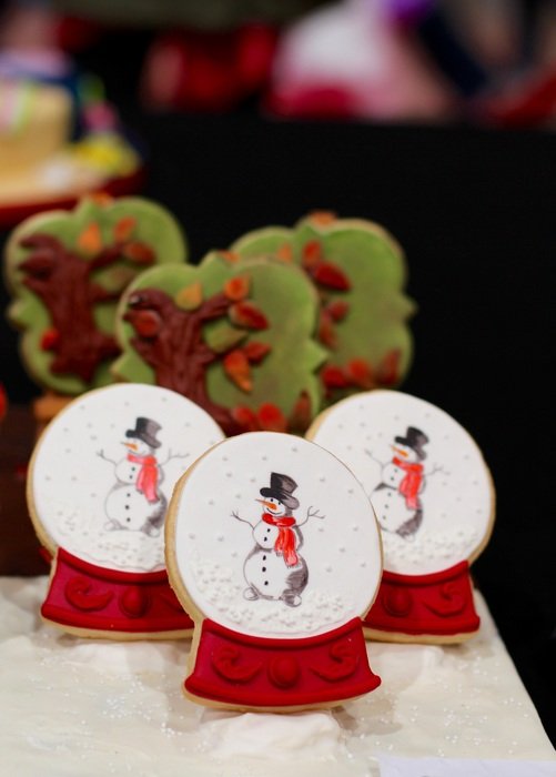 drawn three snowmen on medallions